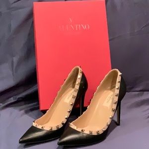 Like new Valentino Rockstud pumps size 7. Black & tan.